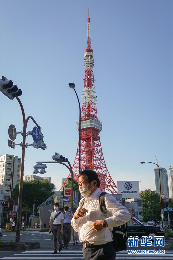 　　7月2日，在日本东京，人们戴口罩出行。 新华社记者 杜潇逸 摄