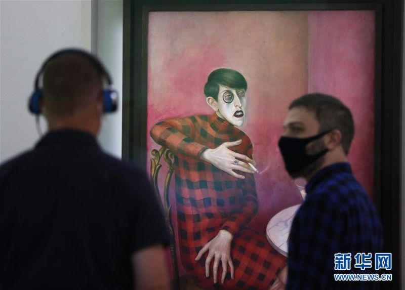 7月1日，人们在法国巴黎蓬皮杜艺术中心参观。 因新冠疫情关闭的法国巴黎蓬皮杜艺术中心于7月1日重新开门迎客。目前，中心只开放6层的临时展区和4、5层的现代艺术常设展区。参观者需提前网上预约参观时段，11岁以上参观者须佩戴口罩，参观过程中保持安全距离。 新华社记者 高静 摄