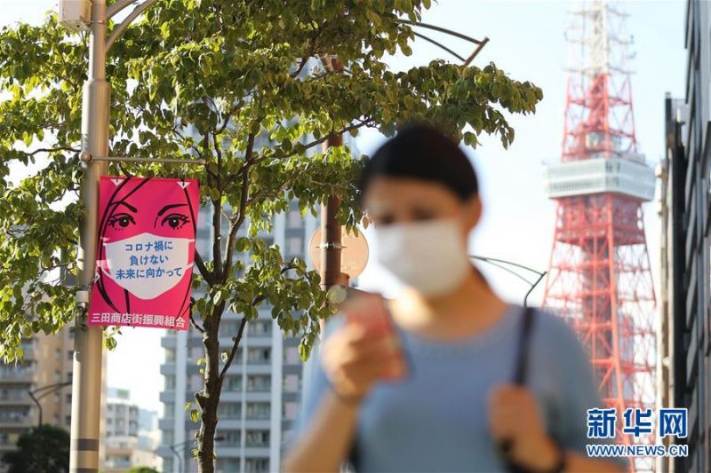 　　7月2日，日本东京街道上挂着鼓励人们不要输给新冠病毒的宣传海报。 据日本广播协会电视台2日统计，截至当天20时30分（北京时间19时30分），日本当日新增确诊病例194例，连续5天新增确诊病例数过百，累计确诊19090例；累计死亡977例。 新华社记者 杜潇逸 摄