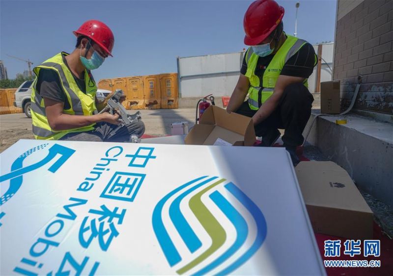 在新疆乌鲁木齐奥林匹克体育中心，施工人员在架设5G基站（7月3日摄）。 新华社记者 赵戈 摄