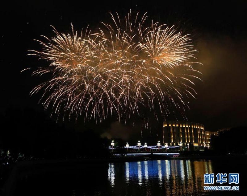 7月3日，庆祝独立日的焰火绽放在白俄罗斯首都明斯克上空。 白俄罗斯3日在首都明斯克燃放焰火，庆祝国家独立日暨二战中从德国法西斯占领下解放76周年。 新华社发（任科夫摄）