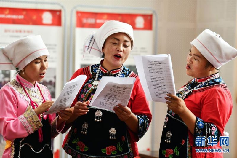 7月3日，在贵州省龙里县新时代文明实践中心，志愿者在唱山歌。 新华社记者 杨文斌 摄