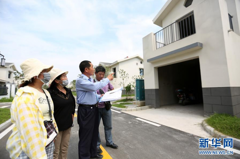 　8月2日，淮安市洪泽区朱坝街道曹庄村农民住房条件改善项目“田园雅居”的物业工作人员带着刚拿到新房钥匙的业主验房。 新华社发（陈凯 摄）