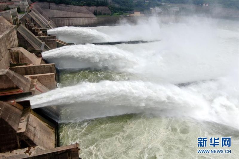 这是7月1日拍摄的黄河小浪底洪水调度运用、水库泄洪的场景（无人机照片）。 新华社记者 朱祥 摄