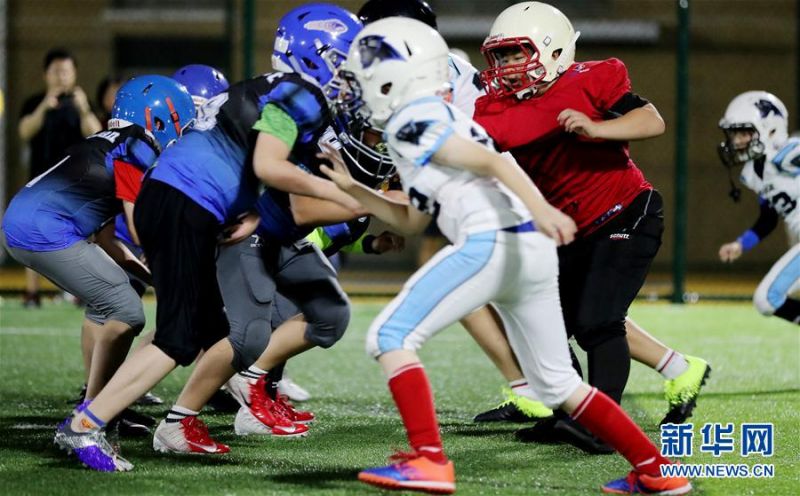 　　7月4日，音速队（左）和黑豹队球员在比赛中对阵。 当日，2020快乐橄榄球联赛首场比赛在上海举行，对阵双方是U11组的音速队和黑豹队，小球员们在球场上奋力拼搏，强健体魄的同时也增强了团队合作的意识。最终音速队以29比6战胜黑豹队。 新华社记者方喆摄