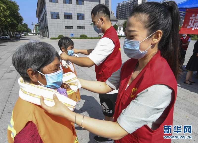 　6月25日，河北景县儒乡青年志愿者在给环卫工人送毛巾。 当日是端午节，共青团景县县委、景县人民医院联合该县儒乡青年志愿者协会开展端午送安康关爱环卫工志愿活动。医务人员和青年志愿者为环卫工人包粽子、义诊、理发，送应急药品、消暑水果等，为他们送去夏日清凉和节日关爱。 新华社记者 李晓果 摄