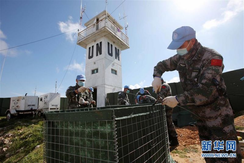 这是4月9日，中国维和官兵在黎巴嫩南部靠近以色列边境为观察哨修建石笼的资料照片。 联合国驻黎巴嫩临时部队（联黎部队）13日在黎巴嫩与以色列边境附近举行“蓝线”观察哨修建任务竣工仪式，联黎部队司令德尔科尔高度赞扬中国维和部队高标准完成其中最困难的工程任务。 新华社发（彭希 摄）