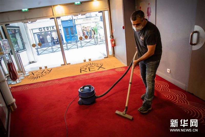 6月22日，清洁工在法国巴黎一家恢复营业的电影院内戴口罩工作。 6月22日，法国电影院恢复营业，根据有关防疫要求，不相识观众间应空出一个座位，观众要在影院大厅和走廊里戴口罩，在放映厅可摘下口罩。此外，影院须向观众提供免洗洗手液，并在电影放映前播放防疫信息。 新华社发（奥雷利安·莫里萨尔摄）