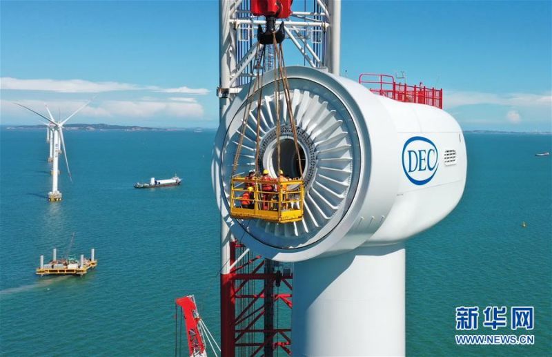 施工人员在福建福清兴化湾二期海上风电场10兆瓦海上风电机组安装现场忙碌（6月12日摄，无人机照片）。 记者7月13日从三峡集团了解到，国内首台10兆瓦海上风电机组日前在三峡集团福建福清兴化湾二期海上风电场成功并网发电，这是目前我国自主研发的单机容量亚太地区最大、全球第二大的海上风电机组，刷新了我国海上风电单机容量新纪录。 新华社记者 林善传 摄
