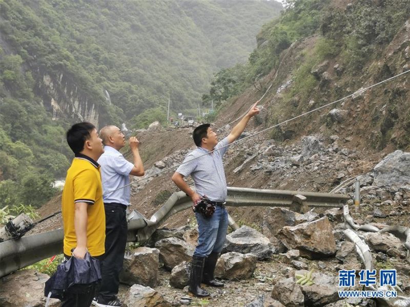 7月17日，在重庆市巫溪县兰英乡，当地政府工作人员在查看山体滑坡损毁道路情况。 记者从重庆市防汛抗旱指挥部了解到，重庆市自15日起迎来新一轮强降雨天气过程，目前已致18万余人受灾，当地已启动防汛救灾气象保障服务Ⅱ级应急响应。 新华社发
