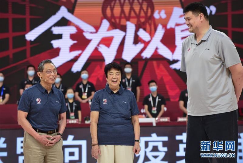 7月3日，姚明（右）、钟南山院士（左）和李少芬女士在比赛前交流互动。 当日，在广东东莞举行的2019-2020赛季中国男子篮球职业联赛（CBA）复赛第一阶段比赛，苏州肯帝亚队对阵广东东莞银行队。在比赛前，中国篮协主席姚明向钟南山院士及其夫人李少芬女士赠送球衣。 新华社记者卢汉欣摄