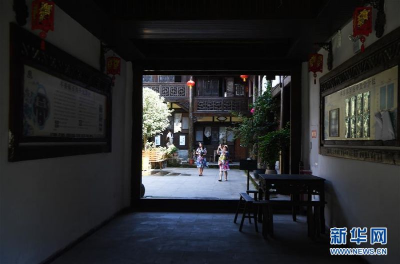 　8月5日，游客在丰盛古镇游览。 近年来，重庆市巴南区引入社会资本，按照“修旧如旧、适度开发”的原则对丰盛古镇进行保护性修缮和景区化打造，让古镇在保留原有历史人文风貌的同时，焕发新活力。 新华社记者 王全超 摄