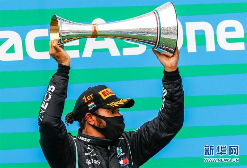 7月19日，梅赛德斯车队英国车手汉密尔顿在颁奖仪式上。 当日，在匈牙利首都布达佩斯举行的2020赛季F1匈牙利站比赛中，梅赛德斯车队英国车手汉密尔顿以1小时36分12秒473的成绩获得冠军。 新华社/法新