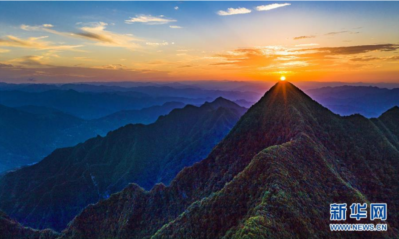 夕阳西下时的全胜寨风光（6月29日摄，无人机照片）。新华社记者 陶明 摄