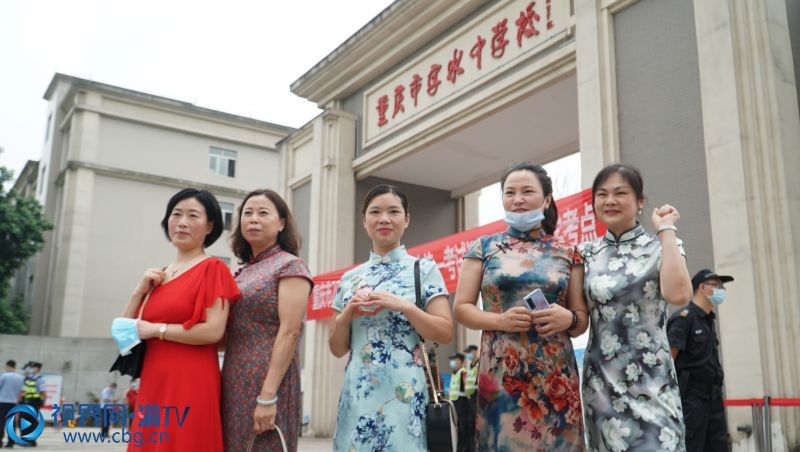 8点50分，字水中学考点，穿着旗袍的考生家长合影。