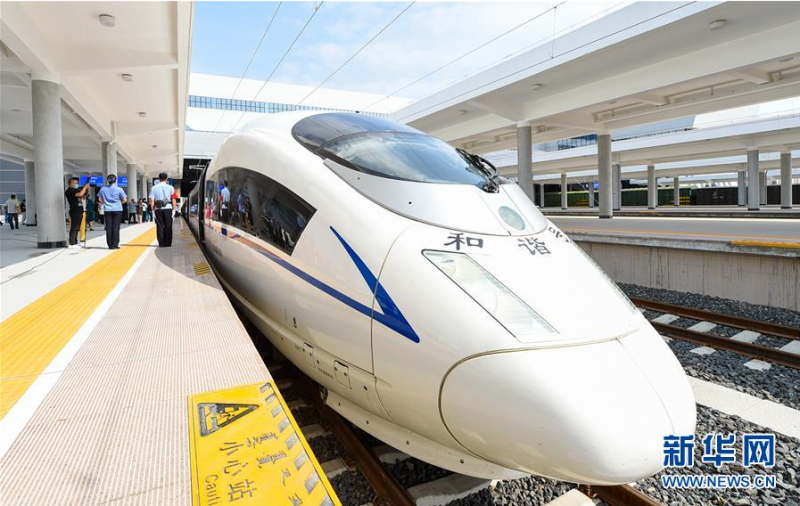 　6月30日，G8382次“和谐号”动车组列车停靠在赤峰站。　　当日，随着G8382次“和谐号”动车组列车从内蒙古赤峰站缓缓驶出，喀左至赤峰高铁全线开通运营。该线经喀左站与京沈高铁接轨，内蒙古赤峰地区由此接入全国高铁网。　　新华社记者 彭源 摄