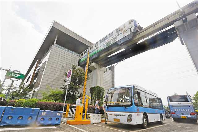  6月29日，軌道金渝站新開(kāi)3601線，覆蓋金童路周邊奧園、融創(chuàng)等大型居住社區(qū)，同時(shí)換乘距離由原來(lái)的720米縮短至20米，極大方便了市民。記者 羅斌 攝/視覺(jué)重慶