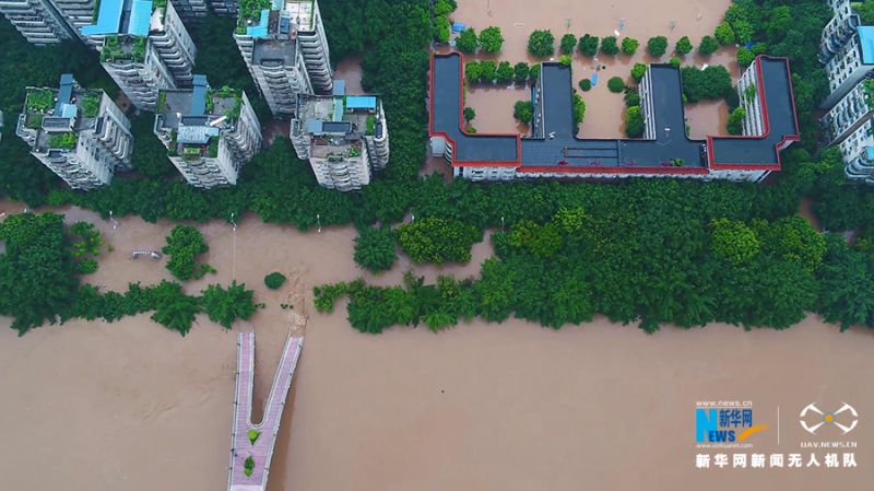 图为6月22日綦江城区洪水过境时部分被淹的临河街道，居民小区的较低楼层也被洪水淹没。当天，重庆市水文监测总站历史上首次发布了洪水红色预警。新华网 发（尹向宁 摄）