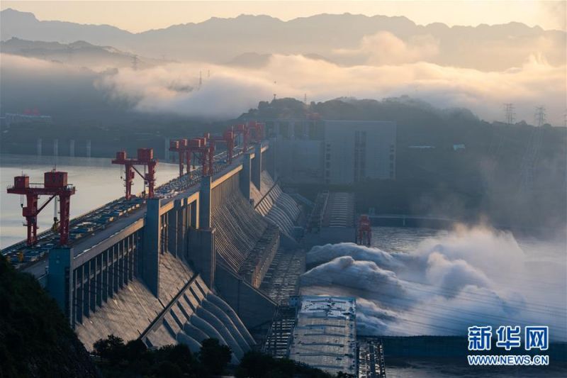 　7月27日，长江三峡枢纽工程开启泄洪深孔泄洪。新华社发（郑家裕 摄）