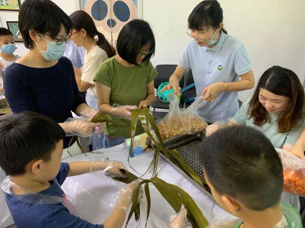 荷叶、水果蔬菜、瘦肉、颗粒料、谷物馒头……为不同动物准备的粽子，口味也各不相同。