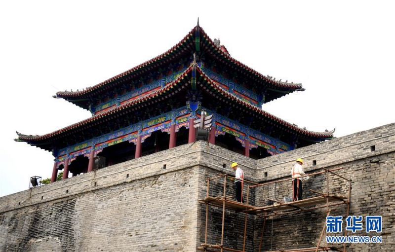 　　7月2日，工作人员在永年广府古城修缮城墙。 经国家文物局和河北省文物局批准，河北永年广府古城修缮工程已全面启动。在文物专家全程参与下，按照“不改变文物原状”原则进行修缮，预计2021年4月底完工。永年广府古城拥有华北地区保存最完整的古城墙，现为全国重点文物保护单位。 新华社记者 王晓 摄2