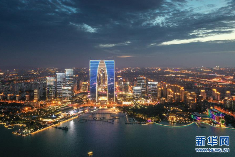 这是7月31日拍摄的苏州工业园区金鸡湖畔夜景（无人机照片）。新华社记者 杨磊 摄
