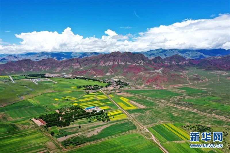 拉萨市林周县江热夏乡田园景色（7月14日摄，无人机照片）。 林周县地处西藏中部，拉萨河上游。夏日时节，这里水草丰茂，绿意盎然，河流、村落、农田组成一幅美丽的田园画卷。 新华社记者 詹彦 摄