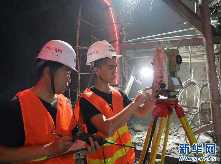 中铁十一局施工人员在测量精度（6月29日摄）。新华社发