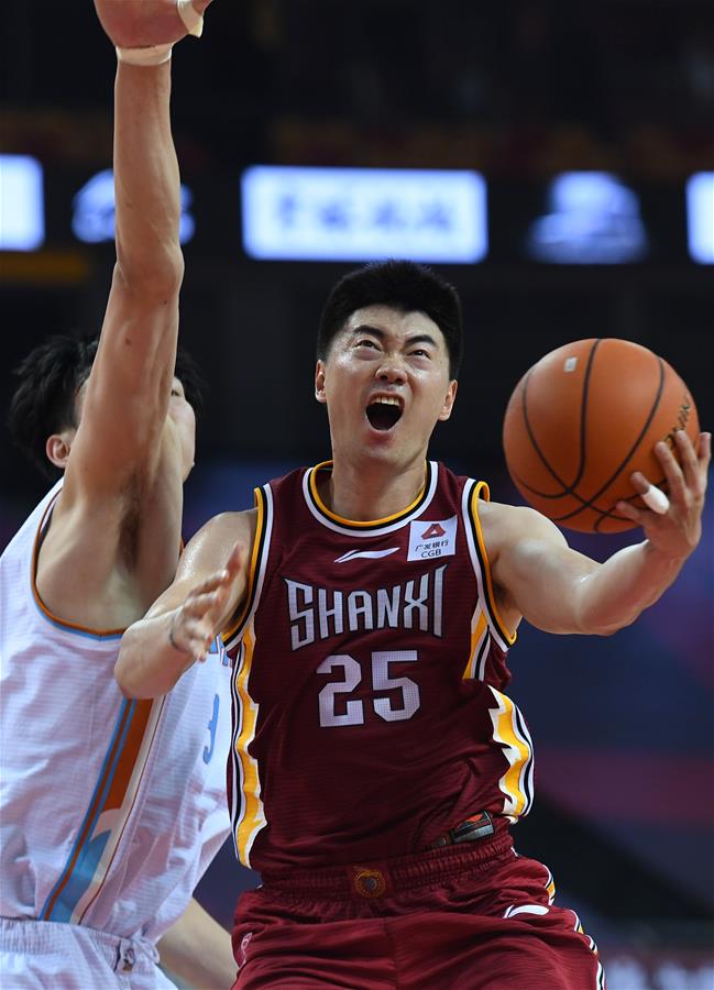 7月10日，山西汾酒股份队球员张涵钧（右）在比赛中上篮。 当日，在山东青岛举行的2019-2020赛季中国男子篮球职业联赛（CBA）复赛第二阶段（红岛赛区）比赛中，新疆伊力特队以104比71战胜山西汾酒股份队。 新华社记者朱峥摄