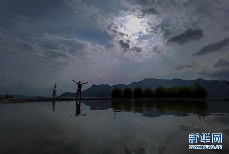 　6月26日，在重庆武隆仙女山懒坝景区，游客在观景平台上欣赏美丽的景色。　　端午小长假期间，重庆市短线旅游升温。一些市民选择距离较近的生态旅游景点，亲近大自然，欢度假期。 新华社记者 刘潺 摄