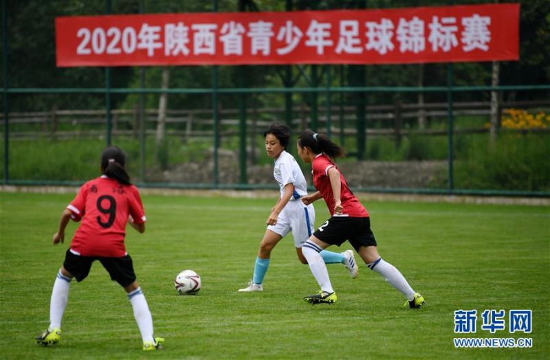 8月3日，渭南队球员房芊语（中）在比赛中带球。最终，渭南队以7比0战胜商洛队。 当日，由陕西省体育局主办的2020年陕西省青少年足球锦标赛在位于秦岭南麓的陕西省留坝县营盘国际青少年足球研训基地开赛，参加女子甲、乙、丙三个组别的550余名铿锵小玫瑰在秦岭脚下展开角逐。 新华社记者李一博摄
