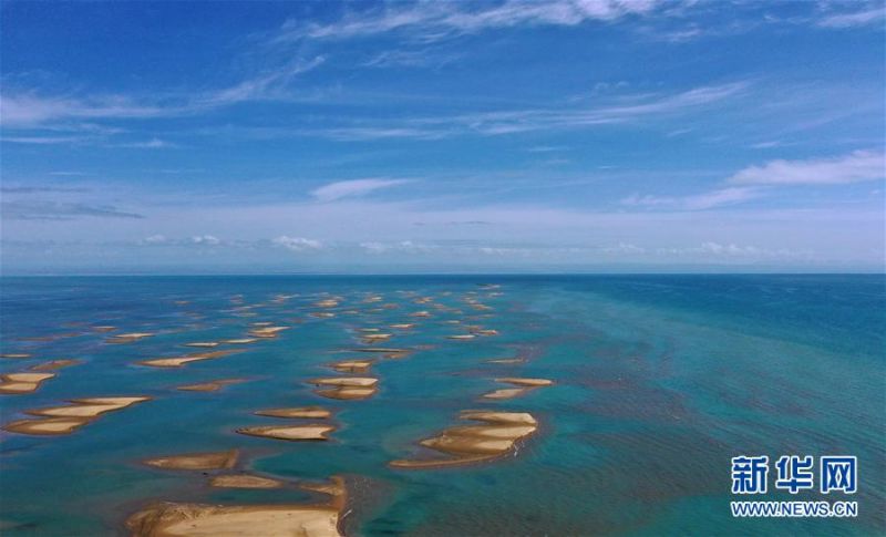 7月10日拍摄的青海湖风光（无人机照片）。 盛夏时节，被誉为“中国最美湖泊”的青海湖畔景色宜人，蓝天、白云、湖水与草原组成一幅壮美的画卷。 新华社记者 张宏祥 摄