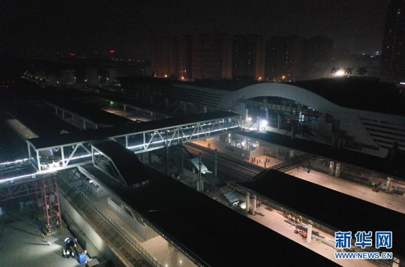 6月24日，浙江苍南火车站改扩建工程项目新建钢天桥经顶推作业后，顺利跨过铁轨，推至一站台（无人机照片）。新华社记者 黄宗治 摄