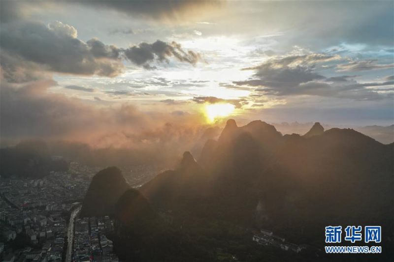 7月4日拍摄的广西阳朔县景色（无人机照片）。 时值夏日，广西桂林市阳朔县景色宜人，青山绿草、蓝天白云构成一幅幅美丽的山水画卷。 新华社记者 曹祎铭 摄