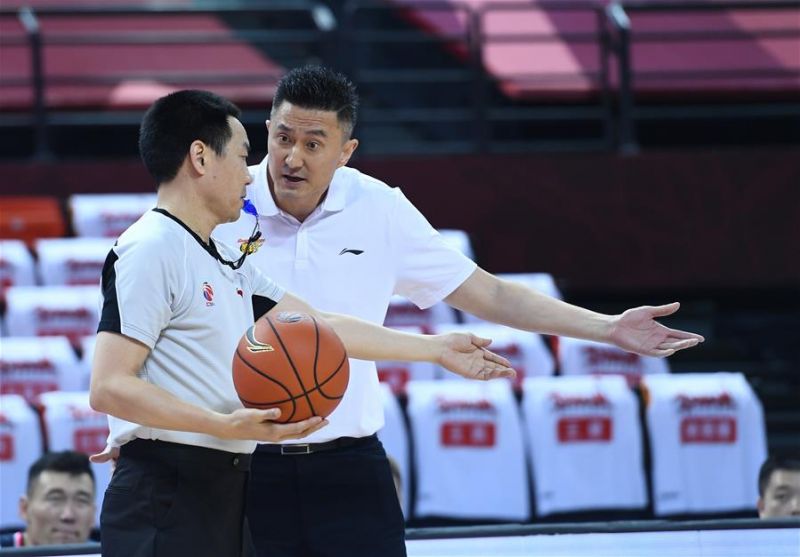7月10日，广东东莞银行队主教练杜锋（右）与裁判交流。 当日，在山东青岛举行的2019-2020赛季中国男子篮球职业联赛（CBA）复赛第二阶段（红岛赛区）比赛中，广东东莞银行队以122比89战胜上海久事队。 新华社记者朱峥摄