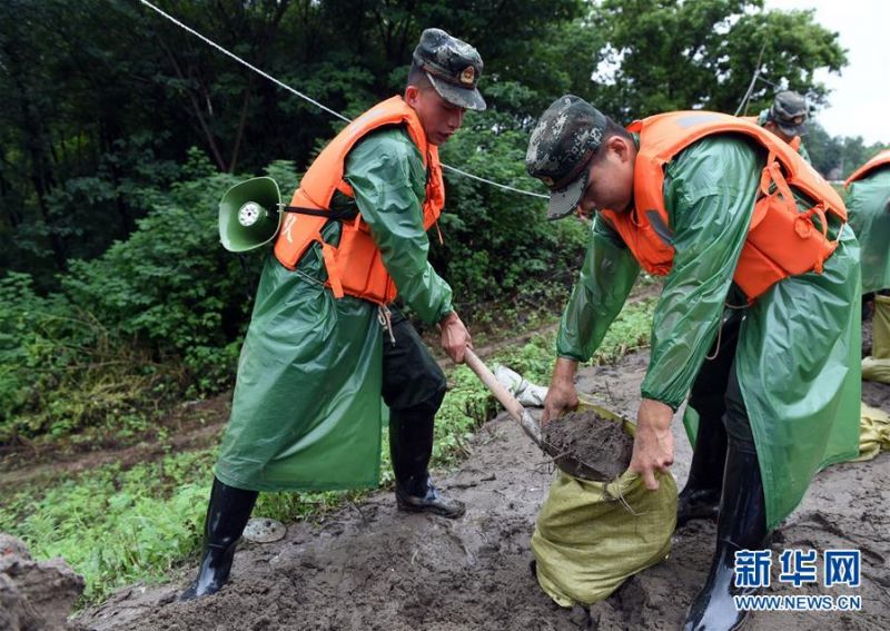 7月16日，在安徽无为长江大堤外护圩三垄圩段，武警安徽总队芜湖支队的官兵在装填沙袋，准备加固子埂。 受连日强降雨影响，安徽省芜湖市鸠江区白茆镇的三垄圩部分圩堤沙土流失，先期加固的子埂出现松动。接到险情后，武警安徽总队芜湖支队立即出动120名官兵展开抢险，加固子埂，保障无为长江大堤安全。 新华社记者 周牧 摄