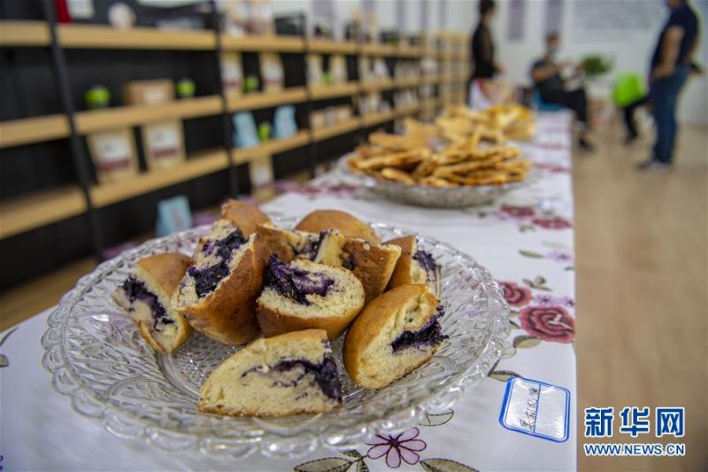 7月13日在新疆精河县精河镇馕文化产业示范基地拍摄的供顾客品尝的“黑枸杞馕”。 近日，新疆精河县10万余亩枸杞陆续成熟，当地农民抢抓农时，采收枸杞。近年来，精河县持续发展和培育枸杞“红色产业链”，加大资金扶持力度，提升精河枸杞的品牌效应，带动农民增收致富。 精河县位于新疆天山山脉北麓，准噶尔盆地西南边缘。当地日照时间长、昼夜温差大且气候干燥，有利于枸杞果实糖分和药用成分积累。 新华社记者 胡虎虎 摄