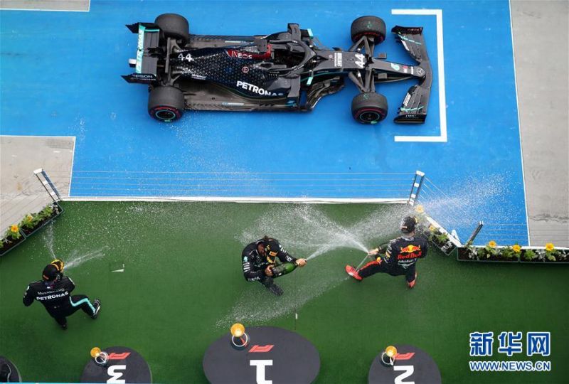 7月19日，冠军梅赛德斯车队英国车手汉密尔顿（中）、亚军红牛车队荷兰车手维斯塔潘（右）和季军梅赛德斯车队芬兰车手博塔斯在领奖台上喷洒香槟庆祝。 当日，在匈牙利首都布达佩斯举行的2020赛季F1匈牙利站比赛中，梅赛德斯车队英国车手汉密尔顿以1小时36分12秒473的成绩获得冠军。 新华社/路透