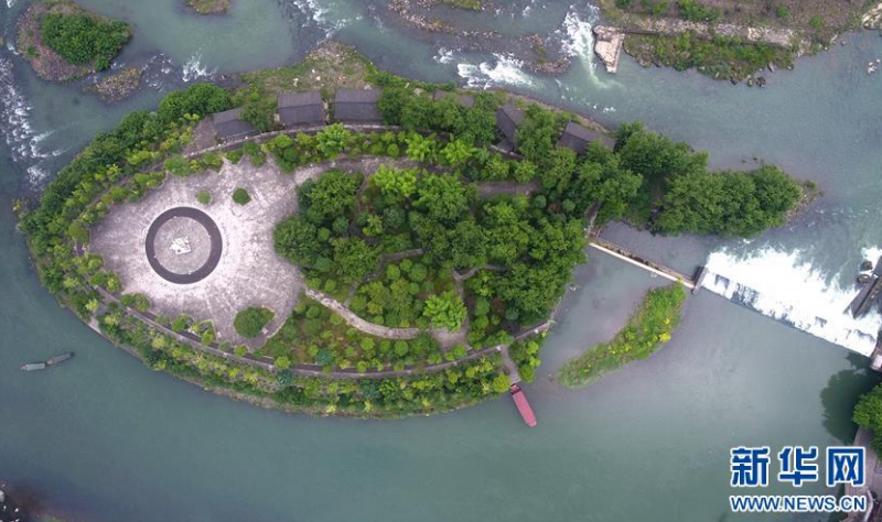 这是6月26日在湖南省花垣县边城镇拍摄的游船（无人机照片）。 当日是端午小长假的第二天，人们外出休闲，亲近自然，欢度假期。 新华社发（龙恩泽 摄）
