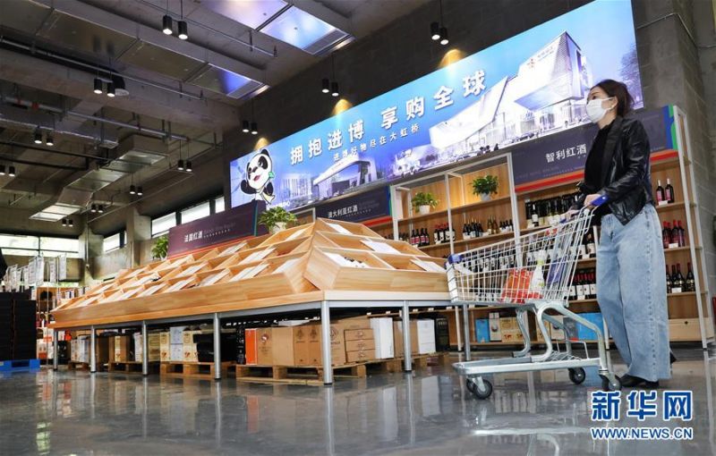 2020年4月25日，“拥抱进博·享购全球”虹桥品汇食品健康馆在上海虹桥进口商品展示交易中心开业，顾客在虹桥品汇食品健康馆购物。 新华社记者 方喆 摄