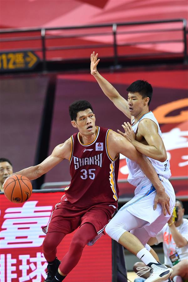 7月10日，山西汾酒股份队球员葛昭宝（左）在比赛中突破。 当日，在山东青岛举行的2019-2020赛季中国男子篮球职业联赛（CBA）复赛第二阶段（红岛赛区）比赛中，新疆伊力特队以104比71战胜山西汾酒股份队。 新华社记者朱峥摄