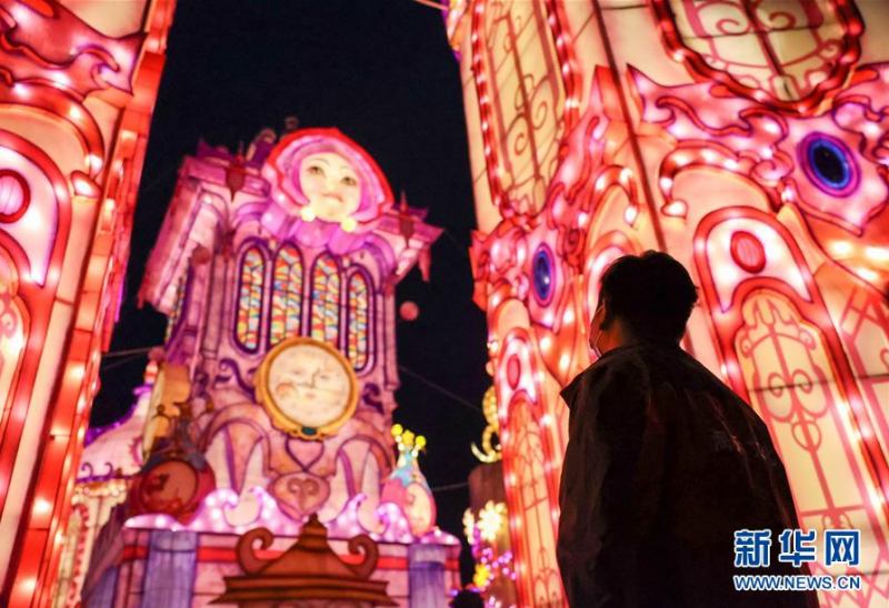 6月26日，江成财在长春市长影世纪城内巡查彩灯运行情况。　　今年28岁的江成财是四川自贡的一名彩灯手艺人。因从小受到传统彩灯技艺的熏陶，对制作彩灯产生浓厚兴趣。2012年，江成财跟哥哥来到吉林省第一次参与制灯，走上了彩灯手艺人的道路。随后几年，江成财多次前往长春、吉林市等地参与大型彩灯工程制作。“东北人豪爽的性格以及东北的独特气候给了我创作灵感。”江成财说。　　今年，江成财带着120余名彩灯工匠来到长春，用近百组大型彩灯打造了40万平方米的生态园区。他探索在传统彩灯制作的基础上，运用高科技感应技术，让人们可以跟彩灯进行互动，为传统彩灯技艺注入新的活力。　　新华社发（颜麟蕴摄）