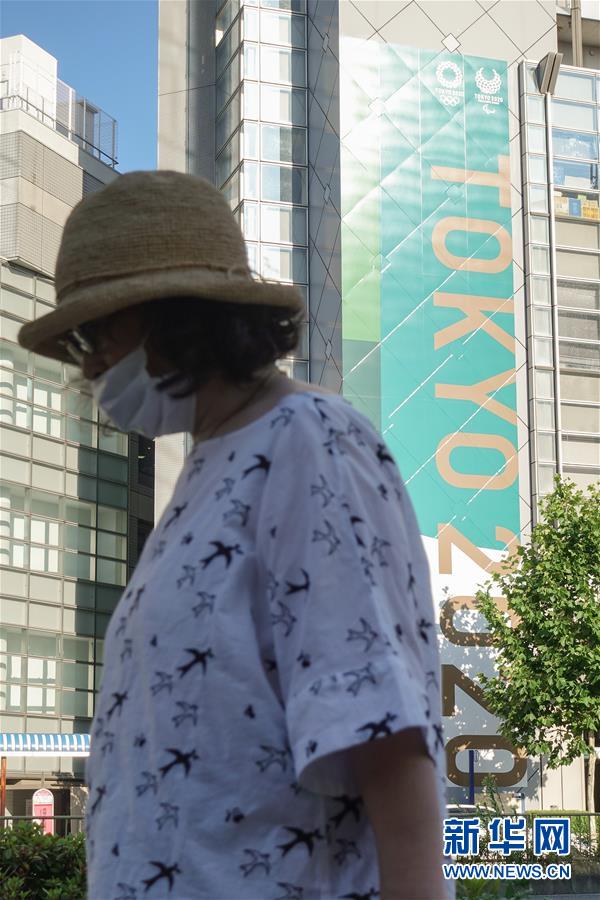 　　7月2日，在日本东京，行人戴口罩出行。 新华社记者 杜潇逸 摄