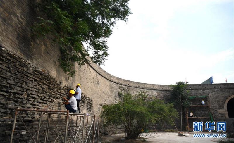 　　7月2日，工作人员在永年广府古城修缮城墙。 经国家文物局和河北省文物局批准，河北永年广府古城修缮工程已全面启动。在文物专家全程参与下，按照“不改变文物原状”原则进行修缮，预计2021年4月底完工。永年广府古城拥有华北地区保存最完整的古城墙，现为全国重点文物保护单位。 新华社记者 王晓 摄