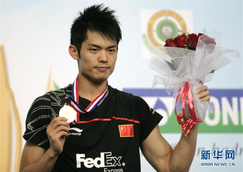 　图为2009年8月16日，林丹在印度海德拉巴举行的世界羽毛球锦标赛男子单打决赛颁奖仪式上展示奖牌。在男子单打决赛中，林丹以2比0战胜队友陈金，获得冠军，夺得世锦赛三连冠。 新华社发