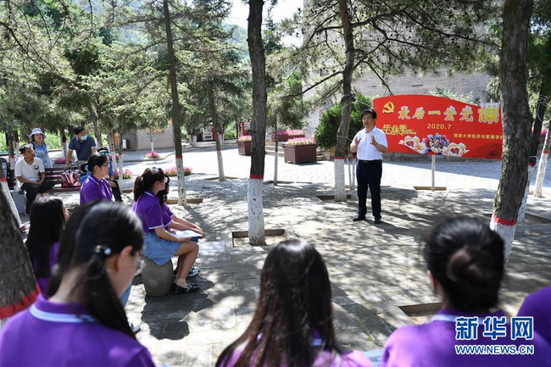 6月29日，来自延安大学的学生党员在宝塔山进行毕业季主题党课活动。 临近“七一”，革命圣地延安的党员干部纷纷来到红色景区，举行主题党课、现场教学、重温入党誓词等活动。 新华社记者 张博文 摄