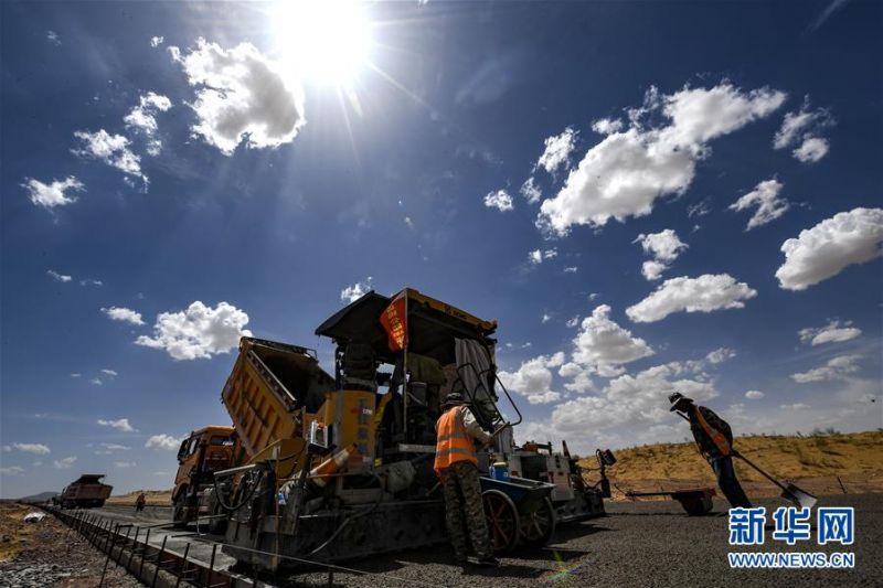 7月10日，工人在位于宁夏境内的乌玛高速青铜峡至中卫段A10标段施工。 盛夏时节，位于宁夏境内的乌玛（内蒙古乌海市至青海玛沁县）高速青铜峡至中卫段正在抓紧施工建设。该路段主线全长122.9公里，其中穿越腾格里沙漠腹地的18公里公路是宁夏建设的首条沙漠高速公路，预计2021年建成通车。 新华社记者 冯开华 摄