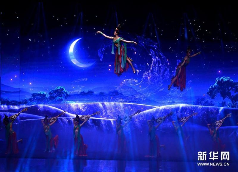 6月22日拍摄的《西安千古情》演出现场。 大型舞台剧《西安千古情》22日在西安浐灞世博园首演。该剧以一位华裔少女归国寻根为故事主线，浓缩展现了古城西安的悠久历史文化。 新华社记者 张博文 摄