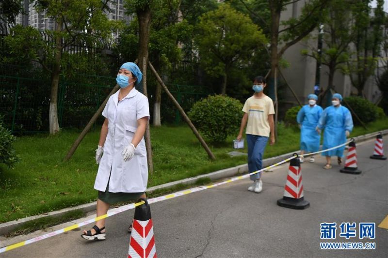 　　7月3日，医务人员（左一）模拟带领发热考生（中）从隔离考室专用通道进入隔离备用考室。 新华社记者 薛宇舸 摄