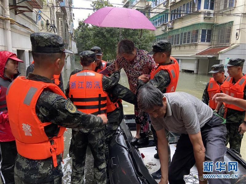7月8日，在建德市近江花园小区，武警浙江省总队机动支队官兵用橡皮艇转移被困群众。 新华社发（杨杨 摄）